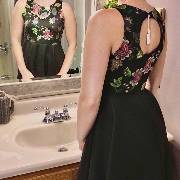 Metallic Floral Print Cocktail Dress & Faux Pearls - Picture 2 of 6
